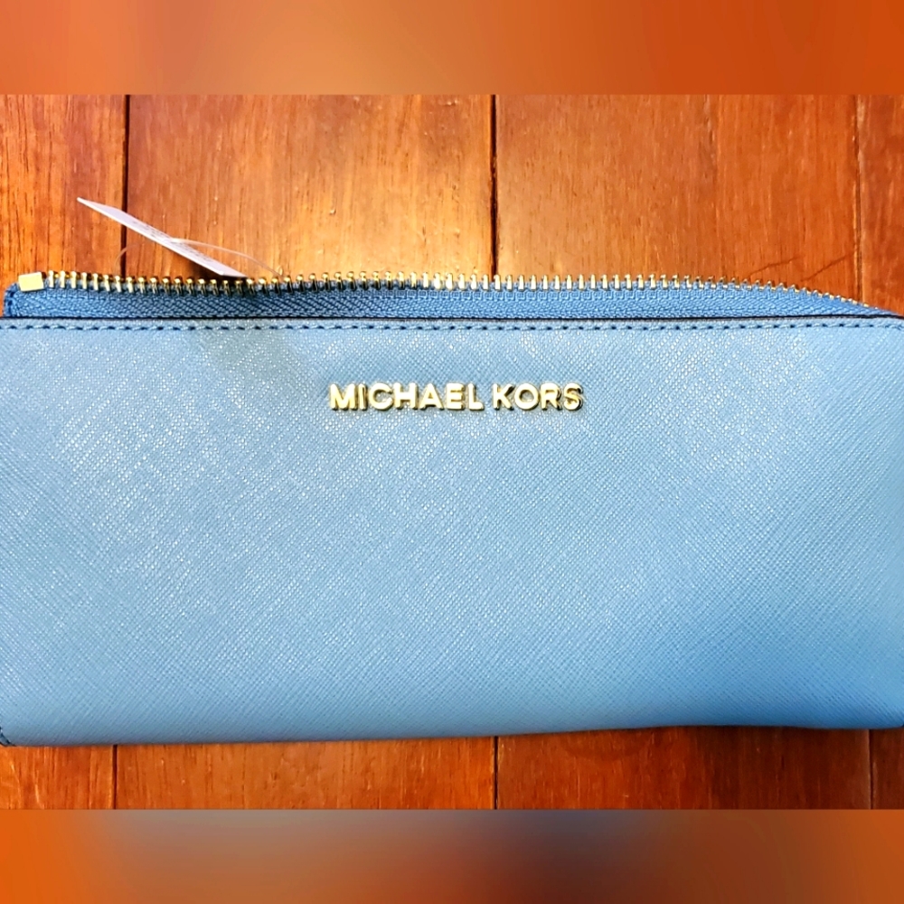 NWT Michael Kors Jet set travel wallet